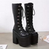 Schwarze Gothic Punk-Schnürstiefel mit klobiger Plateausohle und mittlerer Wadenhöhe